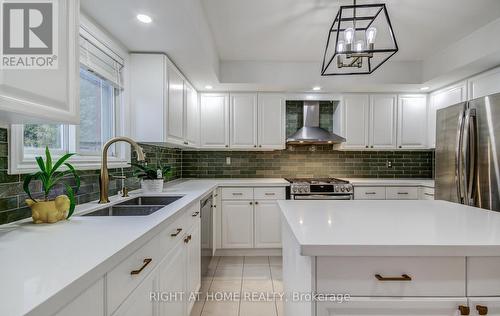 560 Chagall Court, Mississauga, ON - Indoor Photo Showing Kitchen With Double Sink With Upgraded Kitchen