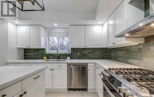 560 Chagall Court, Mississauga, ON - Indoor Photo Showing Kitchen With Upgraded Kitchen