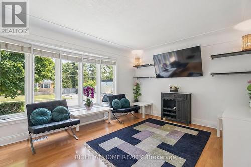 2343 Mountainside Drive, Burlington, ON - Indoor Photo Showing Living Room