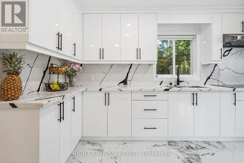 2343 Mountainside Drive, Burlington, ON - Indoor Photo Showing Kitchen