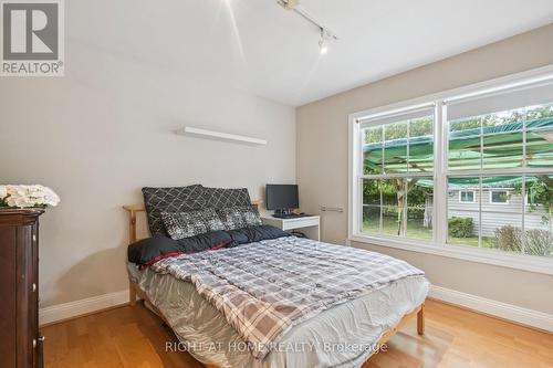 2343 Mountainside Drive, Burlington, ON - Indoor Photo Showing Bedroom