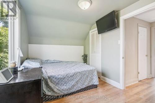 2343 Mountainside Drive, Burlington, ON - Indoor Photo Showing Bedroom