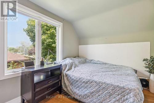 2343 Mountainside Drive, Burlington, ON - Indoor Photo Showing Bedroom