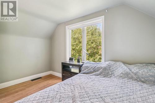 2343 Mountainside Drive, Burlington, ON - Indoor Photo Showing Bedroom