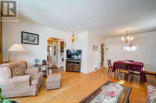 25 Strode Drive, Toronto, ON - Indoor Photo Showing Living Room