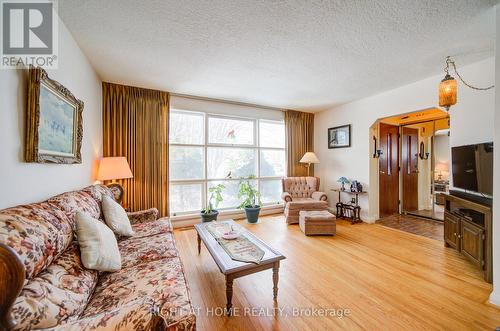 25 Strode Drive, Toronto, ON - Indoor Photo Showing Living Room