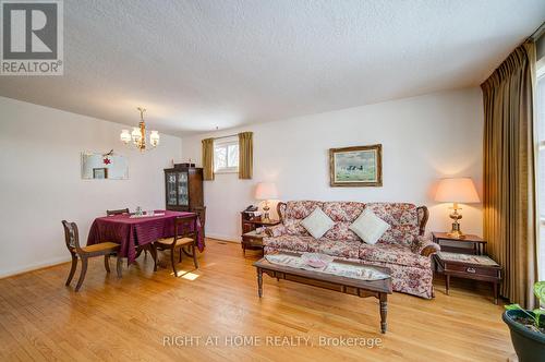25 Strode Drive, Toronto, ON - Indoor Photo Showing Living Room
