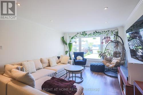 2126 Millway Gate, Mississauga, ON - Indoor Photo Showing Living Room