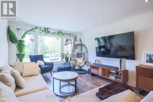 2126 Millway Gate, Mississauga, ON - Indoor Photo Showing Living Room