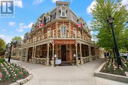 Prince of Wales Hotel Downtown with Pub and Dining - 