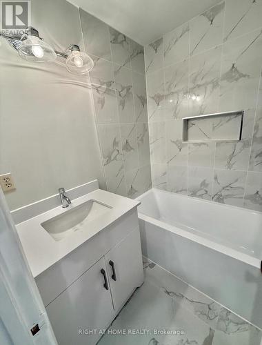 24 - 7 Vale Carse Way, Toronto, ON - Indoor Photo Showing Bathroom