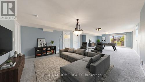 126 Kingsmere Crescent, New Tecumseth, ON - Indoor Photo Showing Living Room