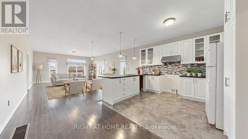 126 Kingsmere Crescent, New Tecumseth, ON - Indoor Photo Showing Kitchen With Upgraded Kitchen