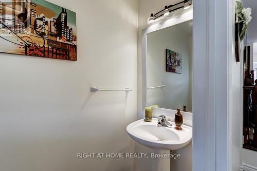 402 Lausanne Crescent, Waterloo, ON - Indoor Photo Showing Bathroom