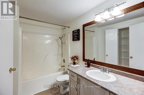 402 Lausanne Crescent, Waterloo, ON - Indoor Photo Showing Bathroom