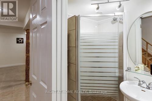 402 Lausanne Crescent, Waterloo, ON - Indoor Photo Showing Bathroom