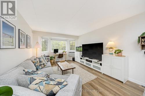 203 - 264 Alma Street, Guelph/Eramosa, ON - Indoor Photo Showing Living Room