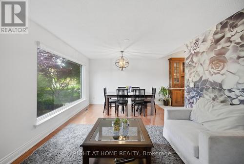 6415 Dunray Court, Mississauga, ON - Indoor Photo Showing Living Room