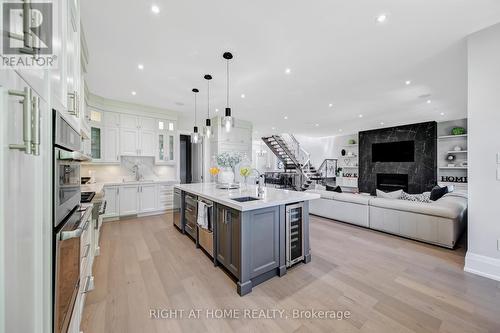 484 Avonwood Drive, Mississauga, ON - Indoor Photo Showing Kitchen With Upgraded Kitchen