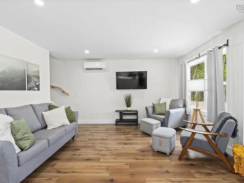 97 Forest Heights Drive, Vaughan, NS - Indoor Photo Showing Living Room