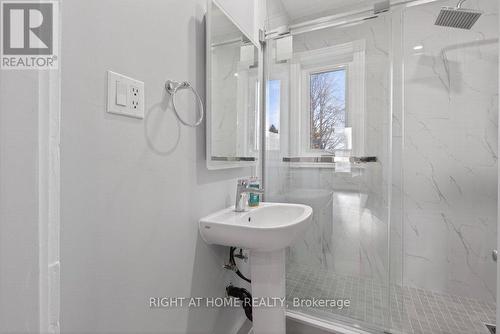 141 Ray Street N, Hamilton, ON - Indoor Photo Showing Bathroom