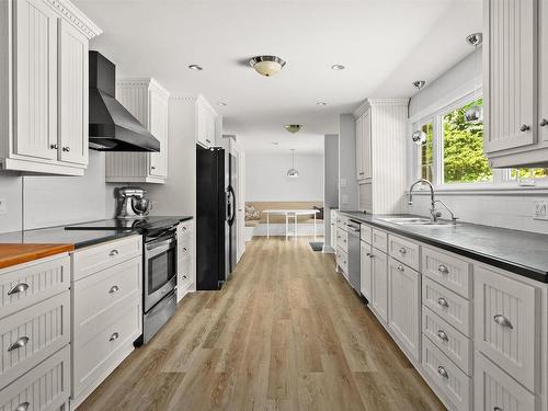 6201 Regina Terrace, Halifax, NS - Indoor Photo Showing Kitchen With Upgraded Kitchen