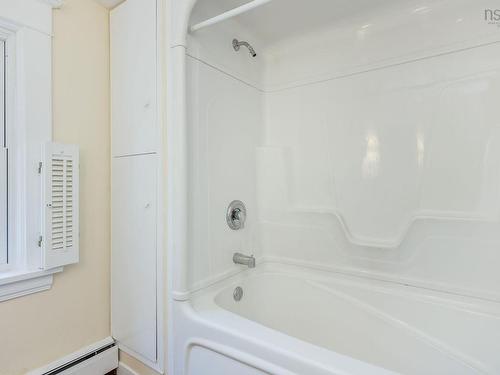 603 Sutherland Terrace, Kentville, NS - Indoor Photo Showing Bathroom