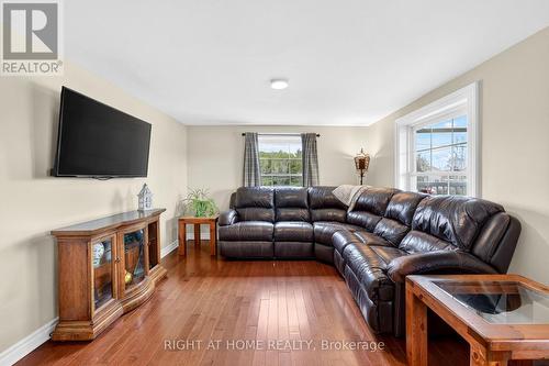 362 Short Point Road, Rideau Lakes, ON - Indoor Photo Showing Living Room