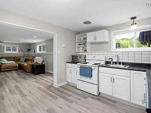 241 & 239 Lockview Road, Fall River, NS - Indoor Photo Showing Kitchen