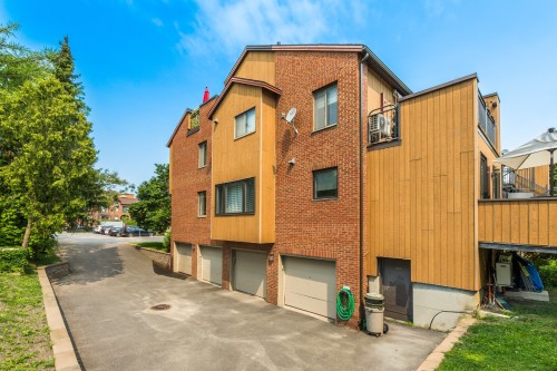 Garage - 237 Place Du Mans, Saint-Lambert, QC - Outdoor With Exterior