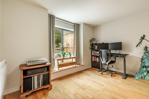 Salon - 237 Place Du Mans, Saint-Lambert, QC - Indoor Photo Showing Office