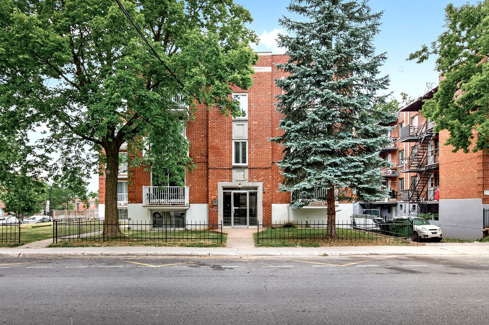 3 3931 Av Barclay — photo 1