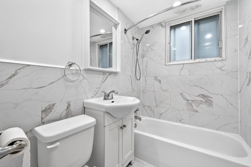 Bathroom - 3-3941 Av. Barclay, Montréal (Côte-Des-Neiges/Notre-Dame-De-Grâce), QC - Indoor Photo Showing Bathroom