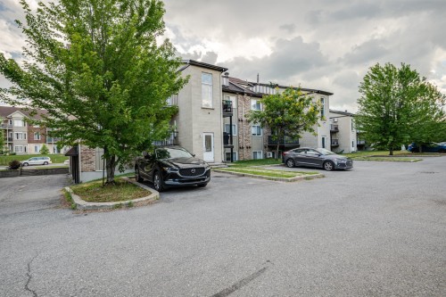 Stationnement - 3-6020 Boul. Chevrier, Brossard, QC - Outdoor