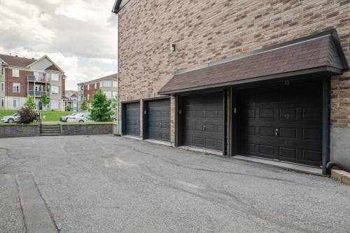 Garage - 3-6020 Boul. Chevrier, Brossard, QC - Outdoor