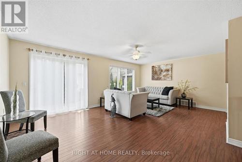 111 Gracehill Crescent, Hamilton, ON - Indoor Photo Showing Living Room