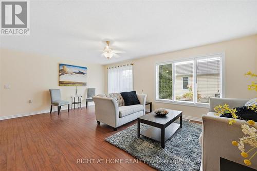 111 Gracehill Crescent, Hamilton, ON - Indoor Photo Showing Living Room