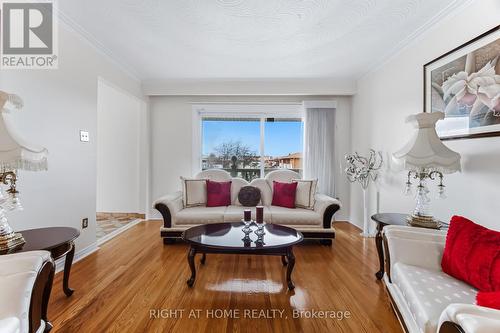 3938 Midhurst Lane, Mississauga, ON - Indoor Photo Showing Living Room