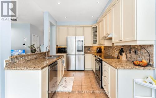 3852 Bloomington Crescent, Mississauga, ON - Indoor Photo Showing Kitchen With Double Sink