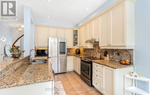 3852 Bloomington Crescent, Mississauga, ON - Indoor Photo Showing Kitchen With Stainless Steel Kitchen With Double Sink With Upgraded Kitchen