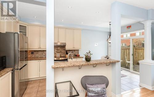 3852 Bloomington Crescent, Mississauga, ON - Indoor Photo Showing Kitchen With Upgraded Kitchen