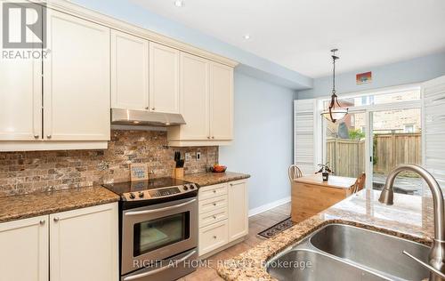 3852 Bloomington Crescent, Mississauga, ON - Indoor Photo Showing Kitchen With Double Sink With Upgraded Kitchen