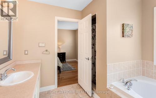 3852 Bloomington Crescent, Mississauga, ON - Indoor Photo Showing Bathroom