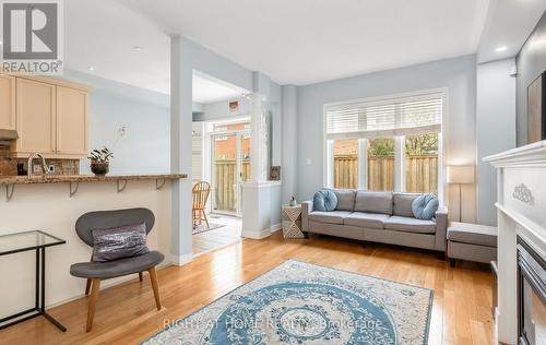 3852 Bloomington Crescent, Mississauga, ON - Indoor Photo Showing Living Room