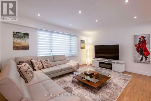 212 Lockhart Drive, St. Catharines, ON - Indoor Photo Showing Living Room