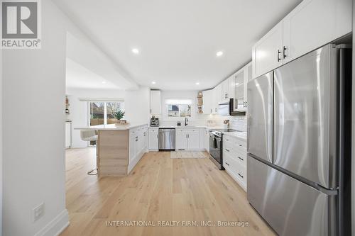 28 Debby Crescent, Brantford, ON - Indoor Photo Showing Kitchen With Upgraded Kitchen