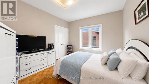 2nd Bedroom with large closet - 71 Gidleigh Park Crescent, Vaughan, ON - Indoor Photo Showing Bedroom