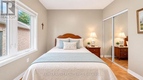 Bright 3rd Bedroom with Mirrored Closet - 71 Gidleigh Park Crescent, Vaughan, ON - Indoor Photo Showing Bedroom
