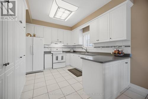 222 Caproni Drive, Vaughan, ON - Indoor Photo Showing Kitchen