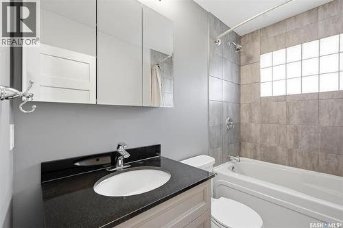 917 S Avenue N, Saskatoon, SK - Indoor Photo Showing Bathroom